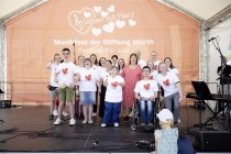Gruppenbild des Anne-Sophie Chor auf der Bühne des 7. Musikfests der Stiftung Würth