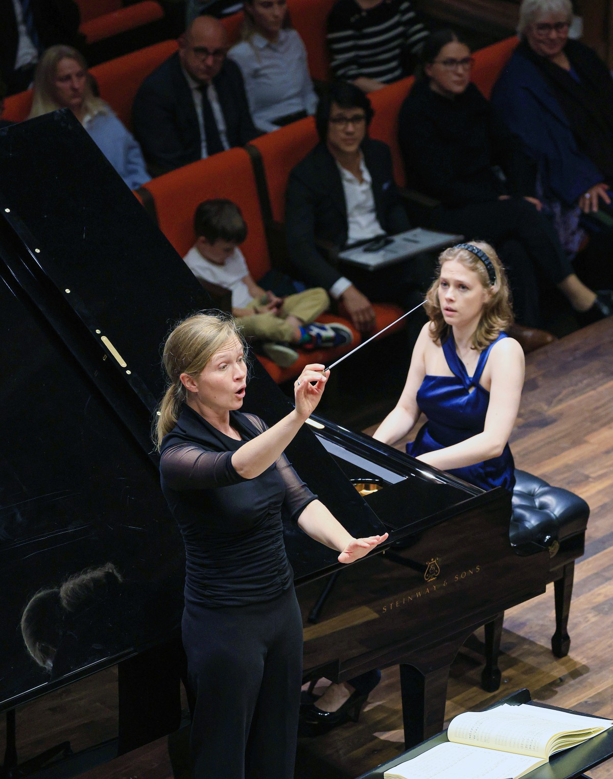 Preisträgerin des 34. Würth Preises der Jeunesses Musicales Deutschland Mirga Gražinytė-Tyla mit ihrer Schwester Onutė Gražinytė als Solistin in Robert Schumanns Klavierkonzert Preisträgerin des 34. Würth Preises der Jeunesses Musicales Deutschland Mirga Gražinytė-Tyla mit ihrer Schwester Onutė Gražinytė als Solistin in Robert Schumanns Klavierkonzert