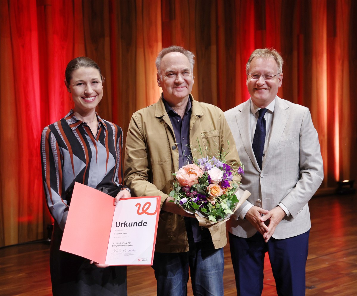 Preisträger Hervé Le Tellier bei der Übergabe des Preises durch die Vorstände Maria Würth und Johannes Schmalzl